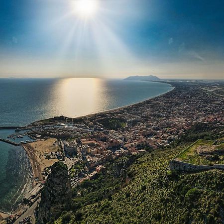Апартаменты Casa Vitelli - Centro Storico A Due Passi Da Tutto Террачина Экстерьер фото