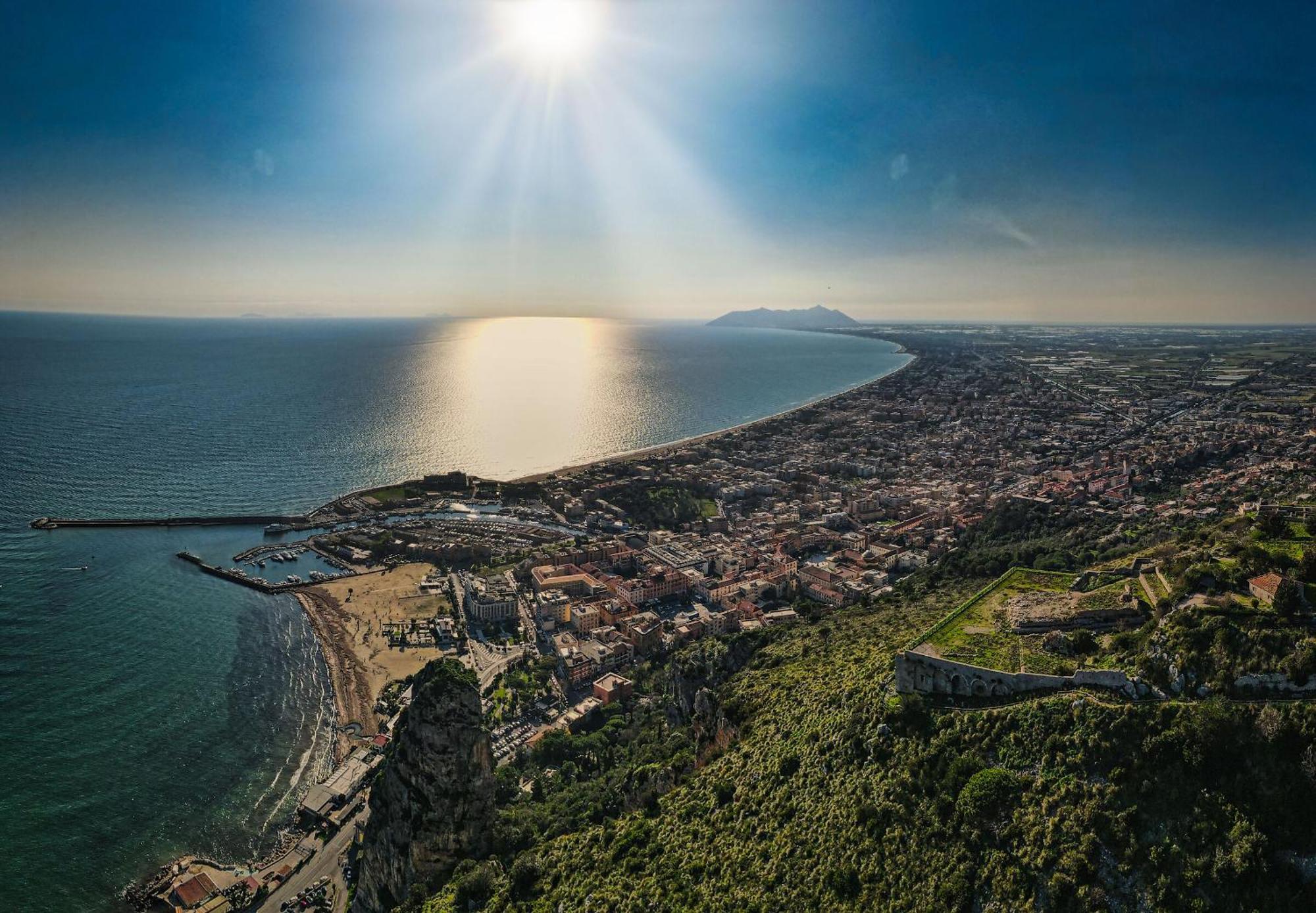 Апартаменты Casa Vitelli - Centro Storico A Due Passi Da Tutto Террачина Экстерьер фото